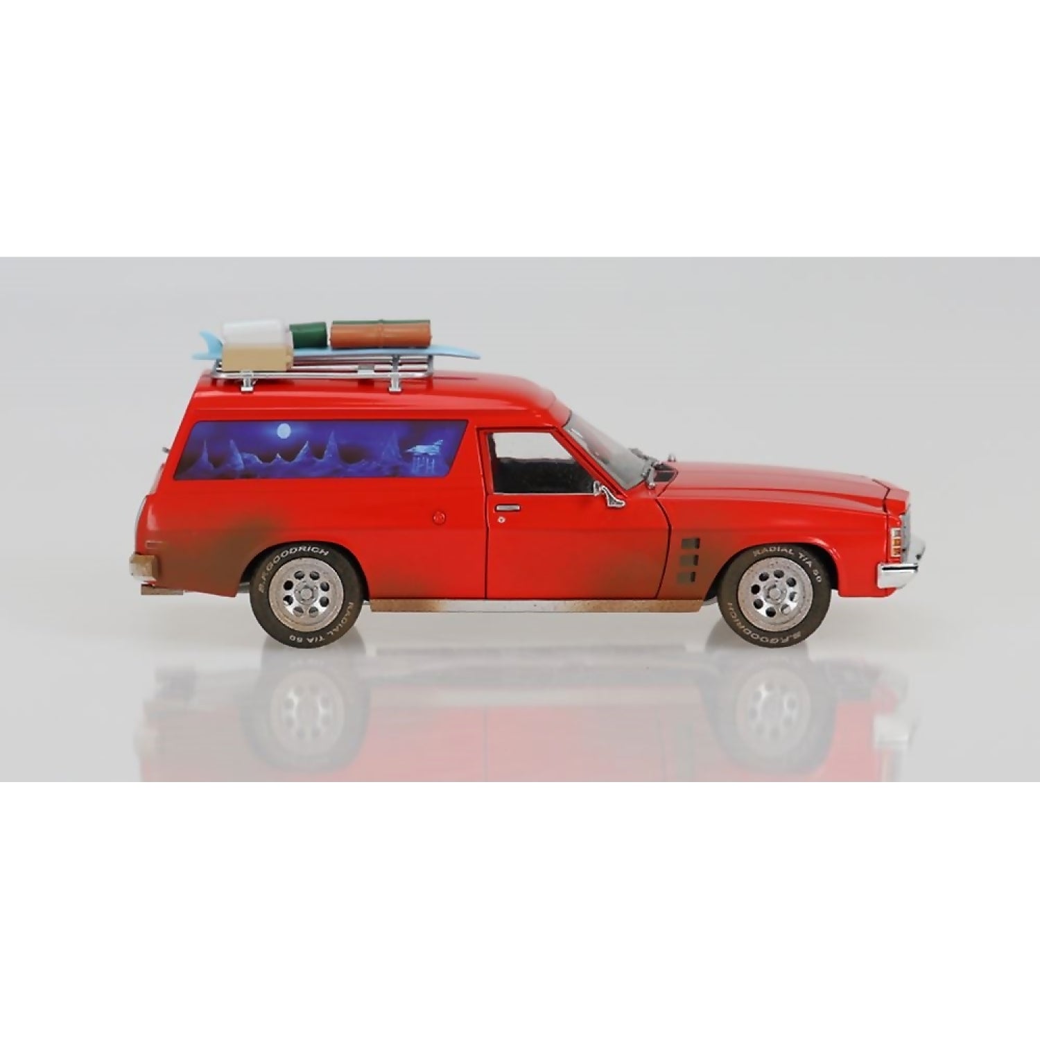 DDA Collectibles - 1:24 Scale - Max's 1975 HJ Holden Sandman Panelvan Dirty Version Movie Fully Detailed Opening Doors Bonnet Tailgate Roof Rack - Diecast Model