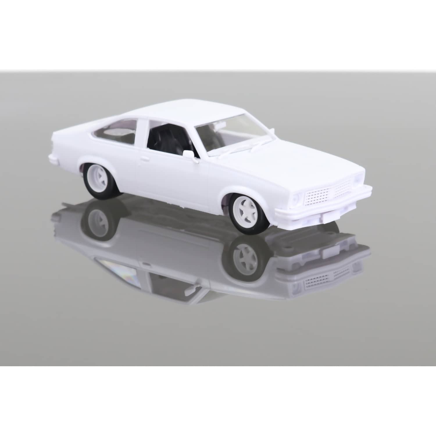 DDA Collectibles - 1:24 Scale - LX SS Torana Slammed with 308 Engine Sealed Body Opening Bonnet - Plastic Diecast Model Kit