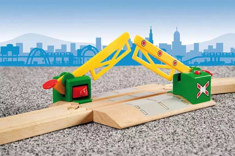 Brio World - Wooden Accessory Magnetic Action Crossing