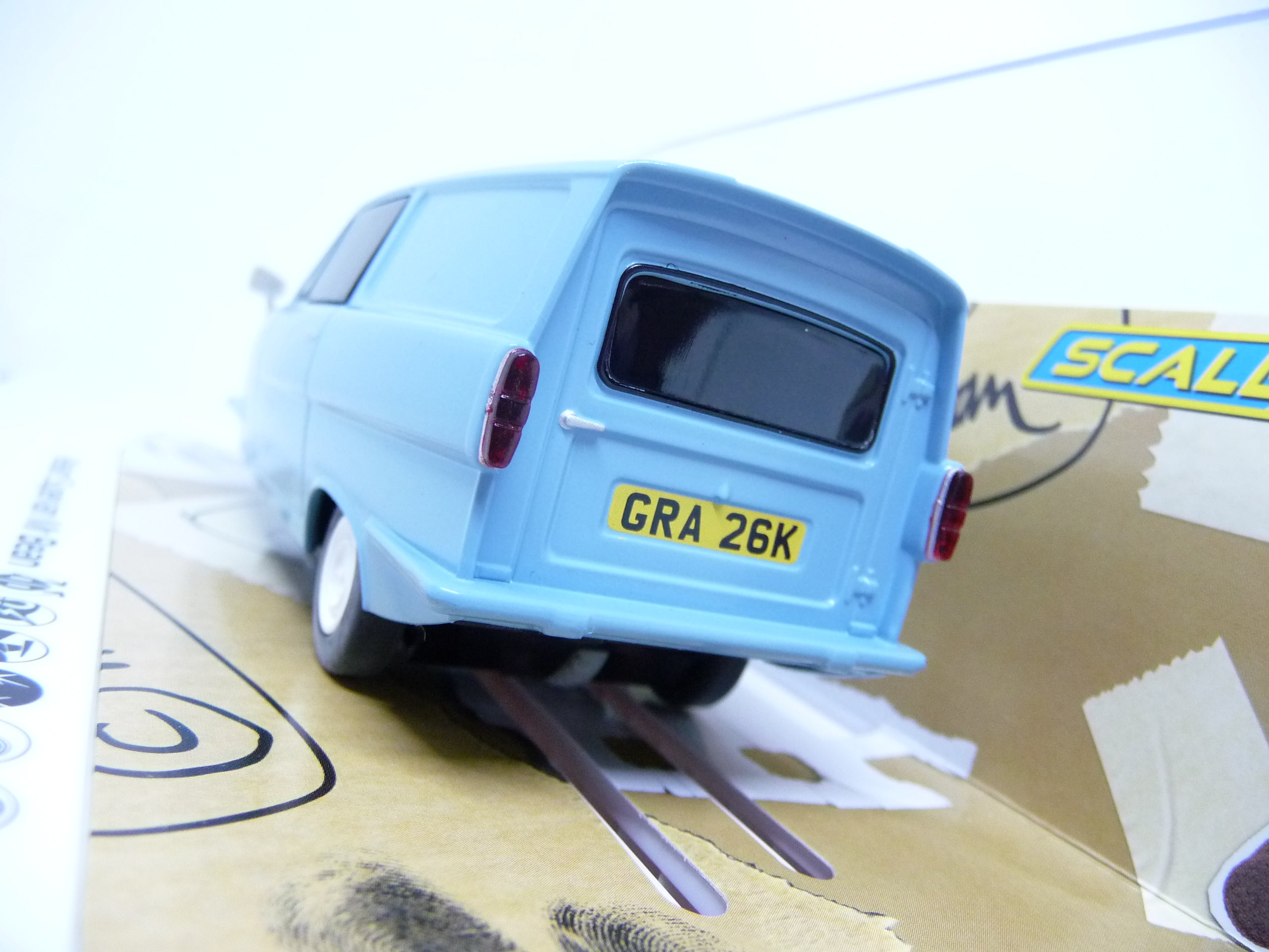 Scalextric - C4259 1:32 RELIANT REGAL SUPERVAN MR BEAN Slot Car Suit Carrera