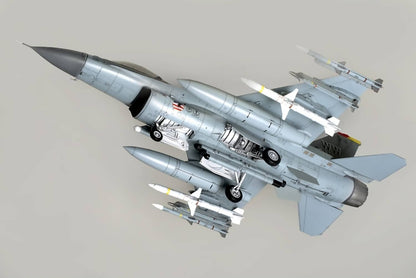 Tamiya -  Lockheed Martin F-16cj (block 50) Fighting Falcon