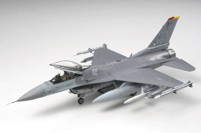 Tamiya -  Lockheed Martin F-16cj (block 50) Fighting Falcon