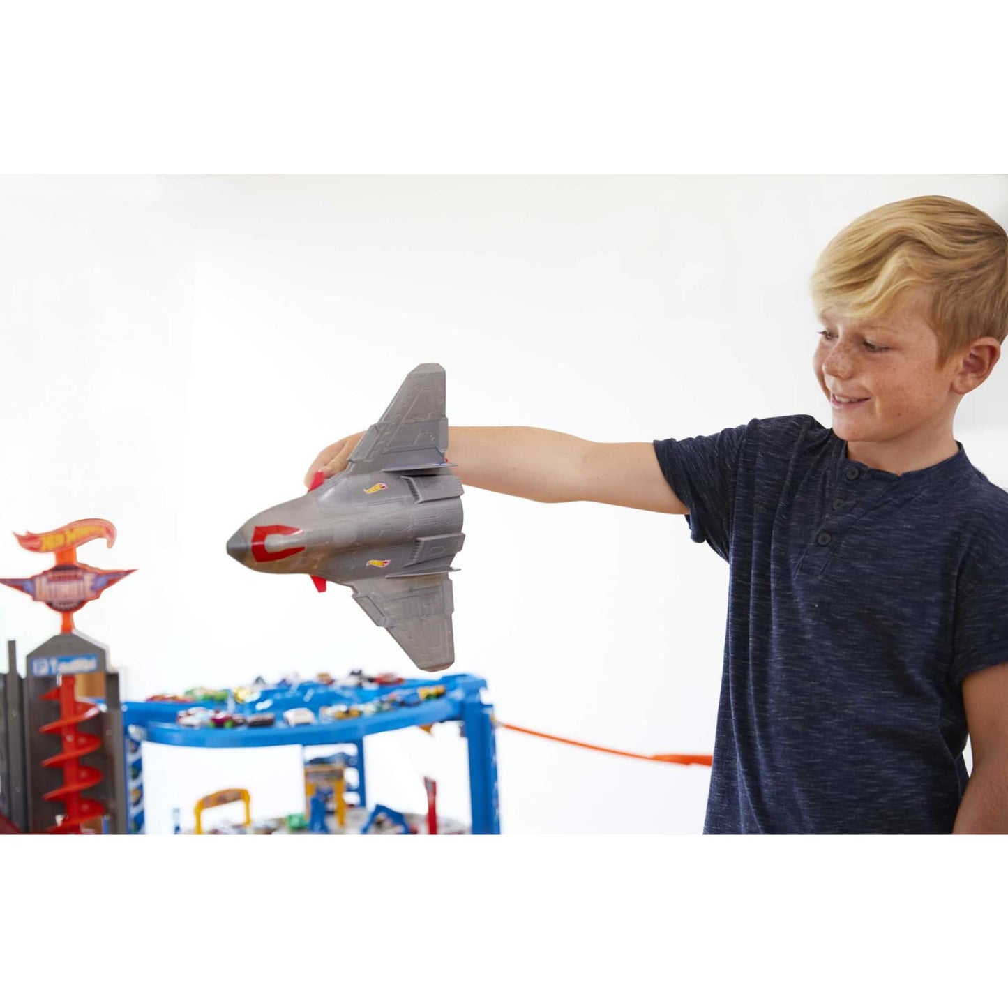 Hot Wheels - ® - Track Set With 4 1:64 Scale Toy Cars Super Ultimate Garage Over 3-Feet Tall  Mattel