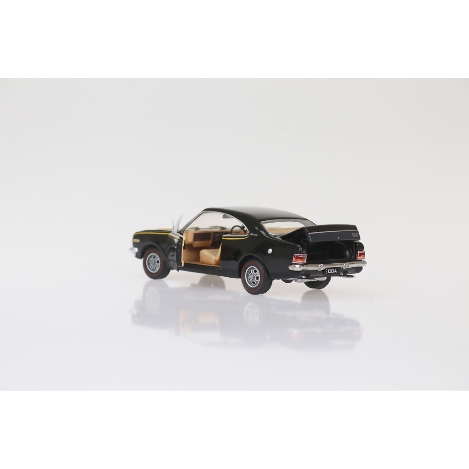DDA Collectibles - 1:32 Scale - 1970 Black HG Holden Monaro GTS 350 - Diecast Model