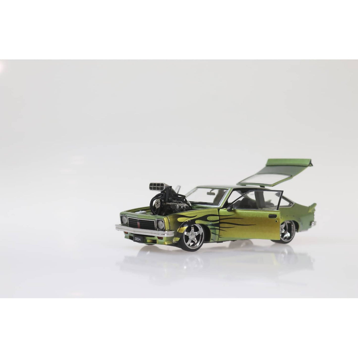 DDA Collectibles -  1:24 Scale - Colour Shift with Flames A9X Torana Supercharged Fully Detailed - Diecast Model