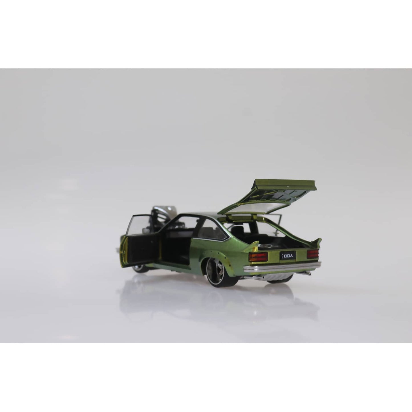 DDA Collectibles -  1:24 Scale - Colour Shift with Flames A9X Torana Supercharged Fully Detailed - Diecast Model