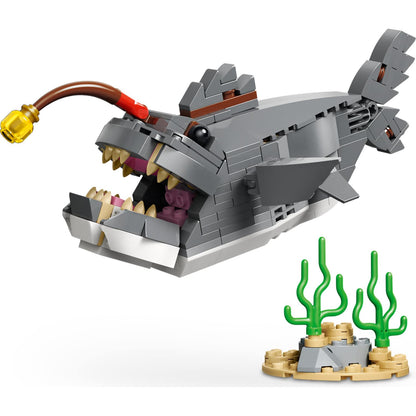 LEGO 31381 Fierce Shark with a Treasure Chest - Creator 3-in-1