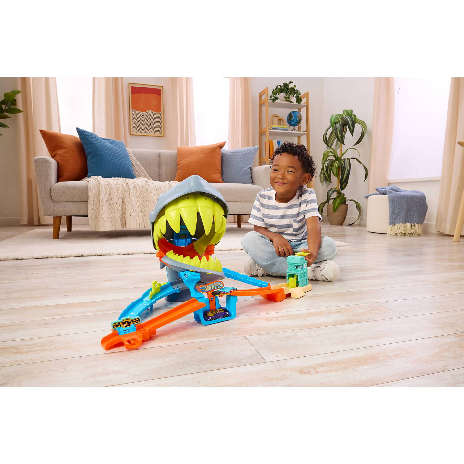 Hot Wheels - City Shark Chomp Beach Playset & 1:64 Scale Die-Cast Toy Car- Mattel