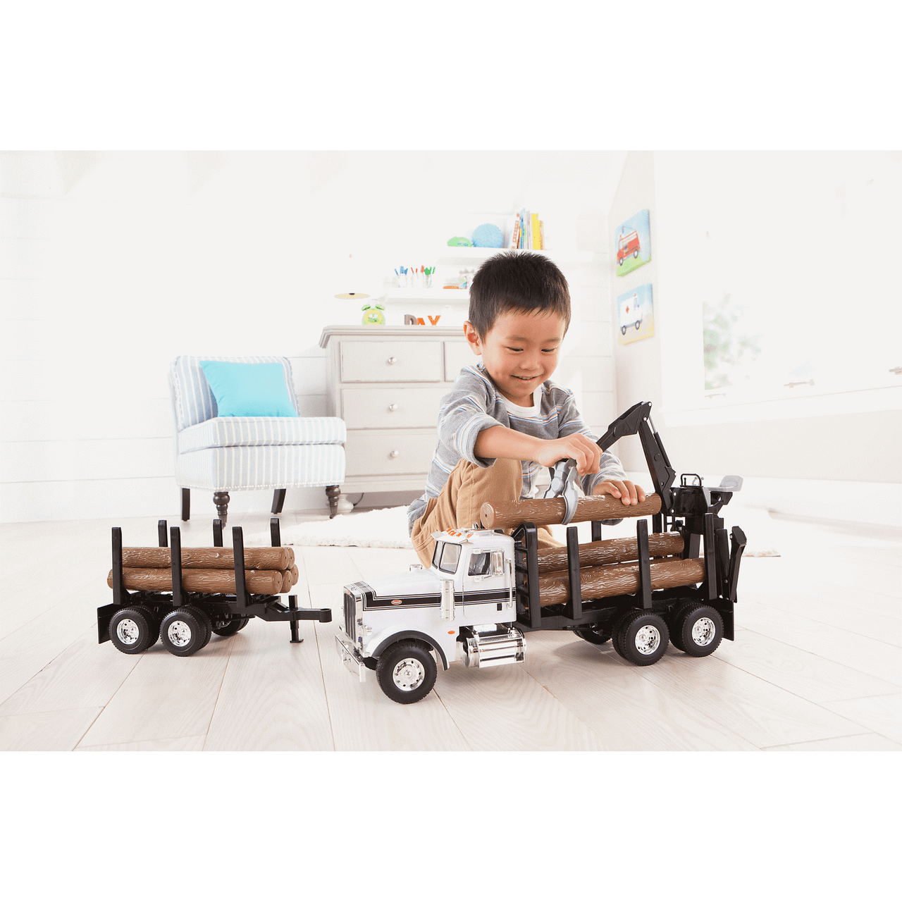 TOMY -  - Big Farm Peterbilt 1:16 Scale Model 367 Logging Truck With Pup Trailer And Logs