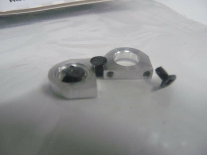 BRM -  SLOT RS-205 RevoSlot Front Axle Holders + Screws
