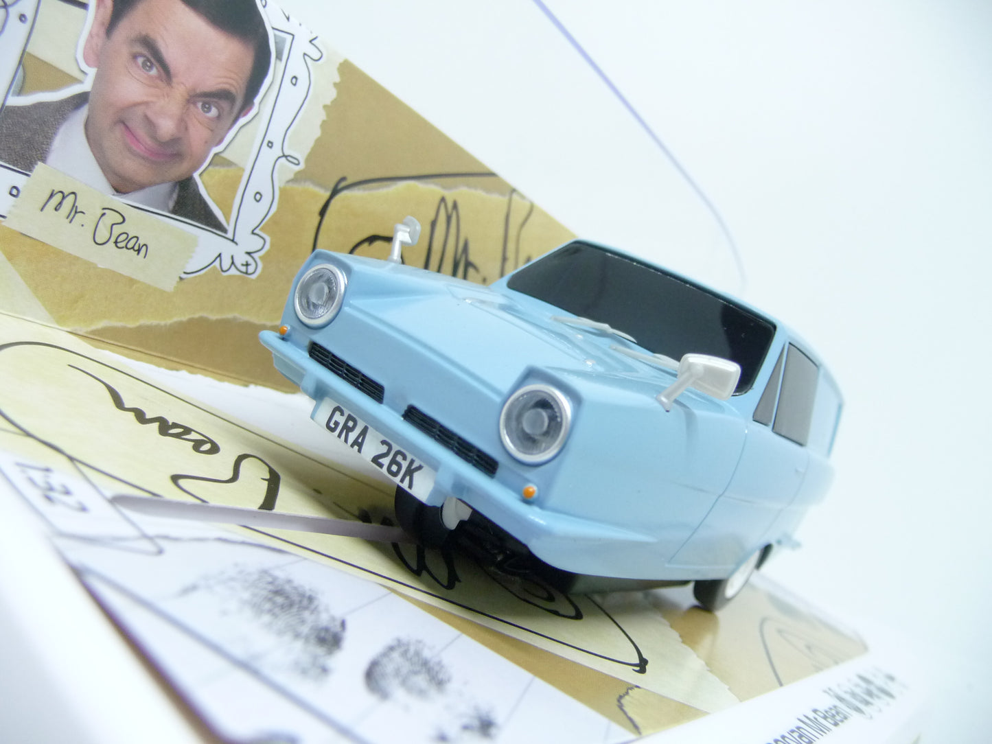 Scalextric -  C4259 1:32 RELIANT REGAL SUPERVAN MR BEAN Slot Car Suit Carrera
