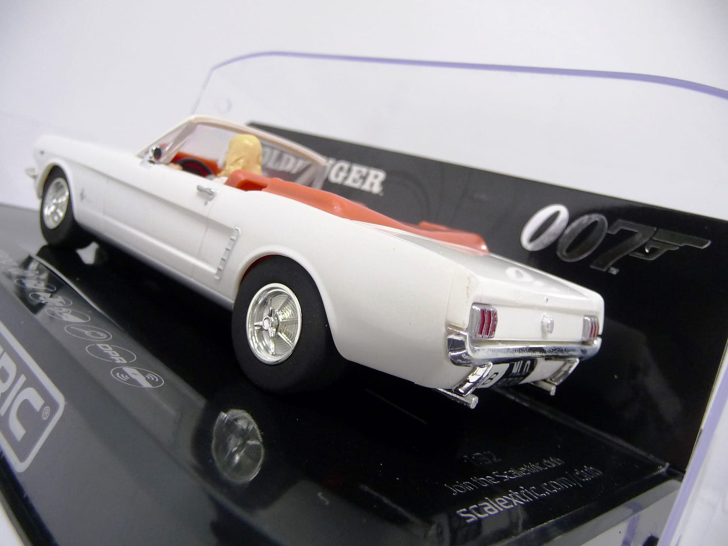 Scalextric -  C4404 James Bond Ford Mustang - Goldfinger