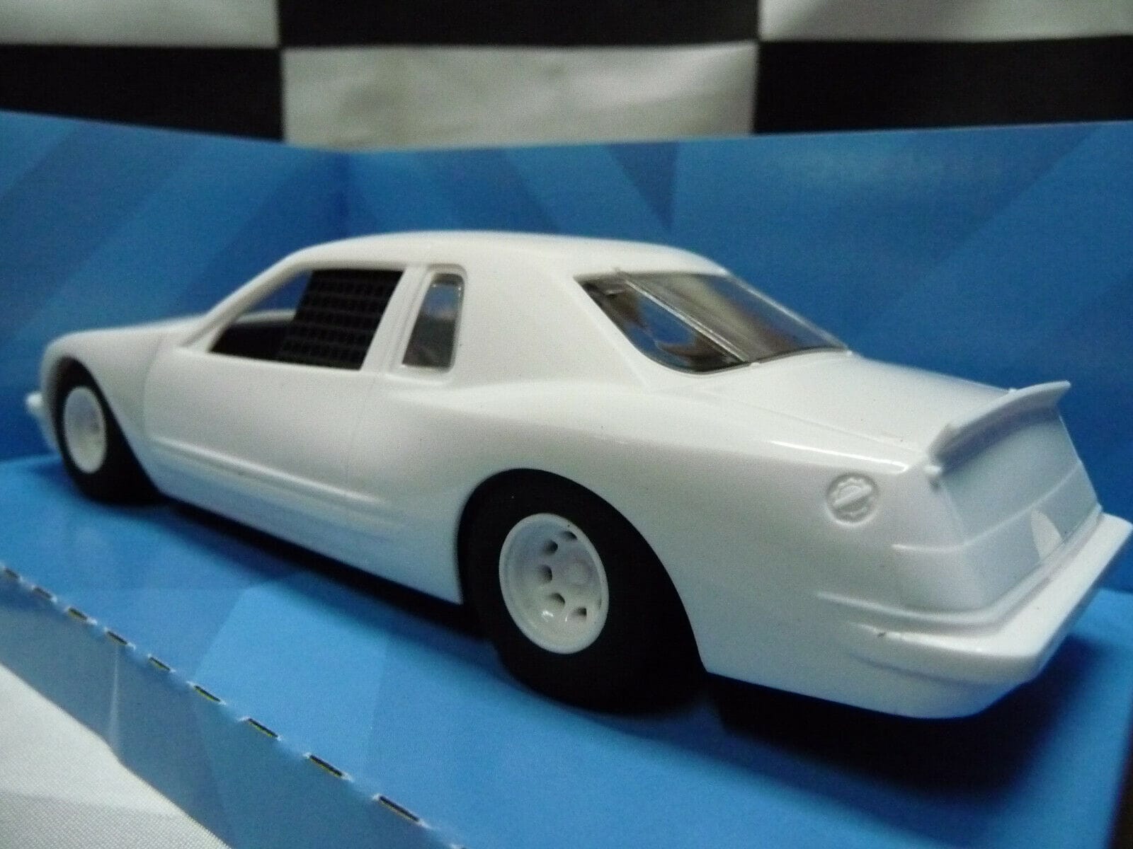 Scalextric - C4077 1:32 Ford Thunderbird White slot car also suits Carrera