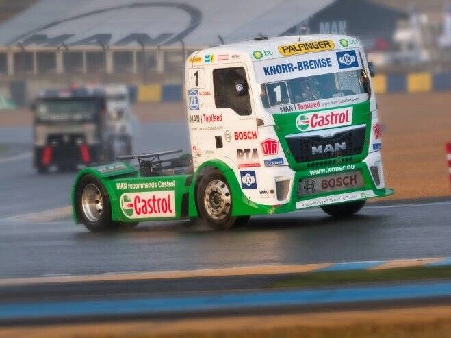 Scalextric -  C4156 1:32 Team Castrol Racing Truck slot car also suits Carrera