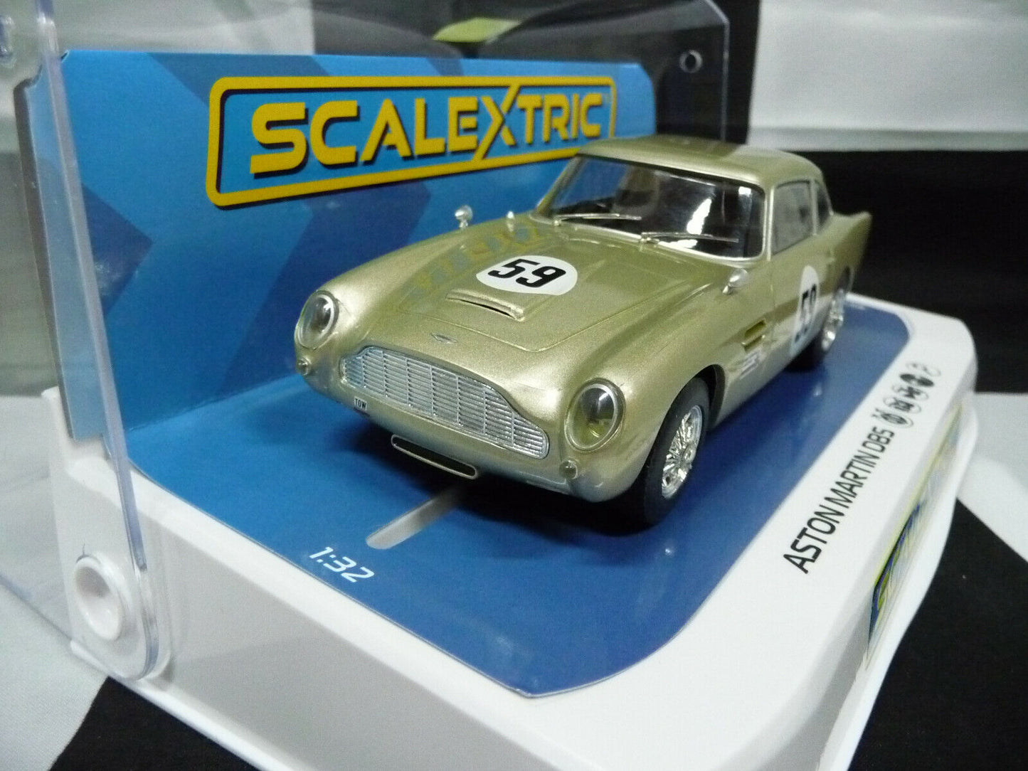 Scalextric -  C4166 1:32 Aston Martin DB5 White Gold Slot car