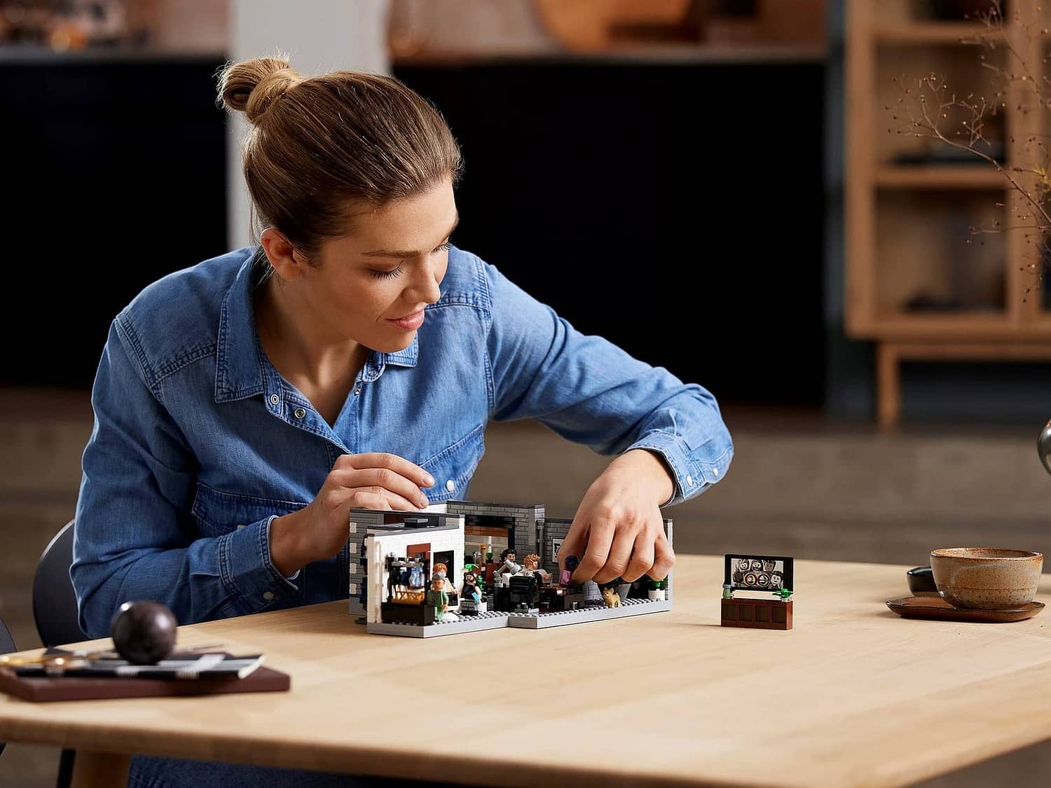 LEGO 10291 Queer Eye The Fab 5 Loft - ICONS - Image 3