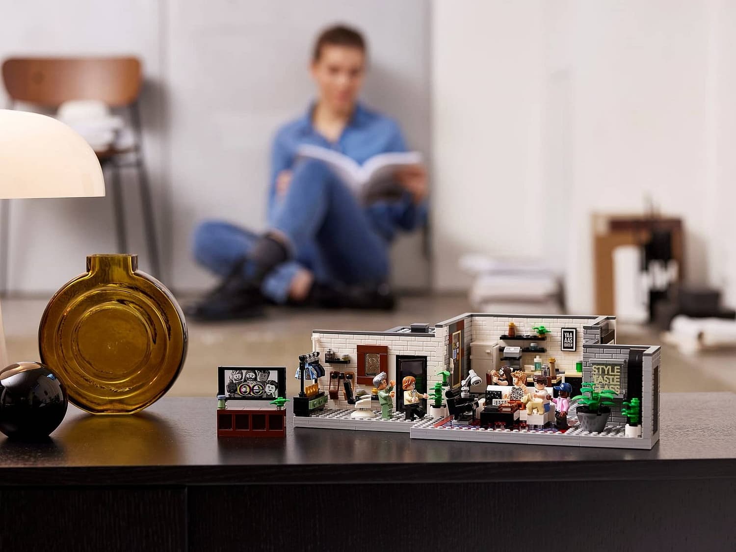 LEGO 10291 Queer Eye The Fab 5 Loft - ICONS - Image 11