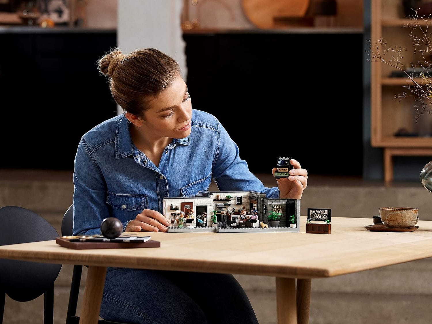 LEGO 10291 Queer Eye The Fab 5 Loft - ICONS - Image 15