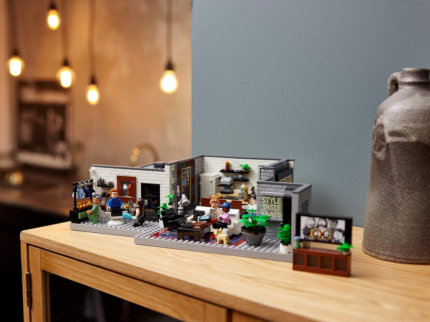 LEGO 10291 Queer Eye The Fab 5 Loft - ICONS - Image 10