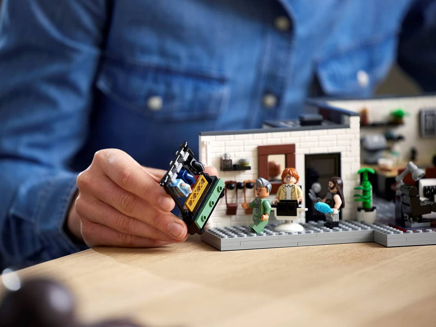 LEGO 10291 Queer Eye The Fab 5 Loft - ICONS - Image 27