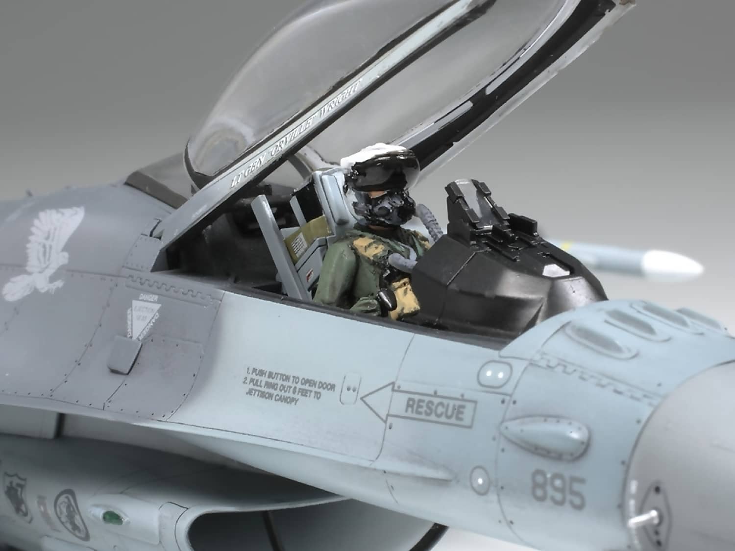 Tamiya Lockheed Martin F-16cj (block 50) Fighting Falcon - Image 2