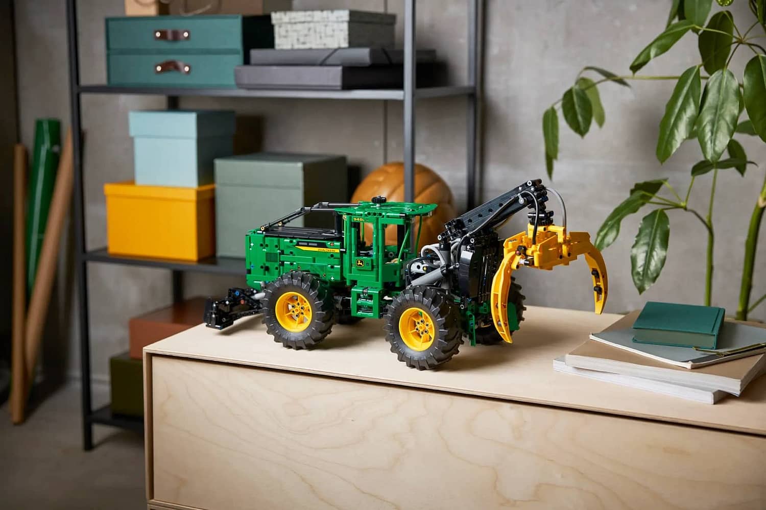 LEGO 42157 John Deere 948L-II Skidder - Technic - Image 8