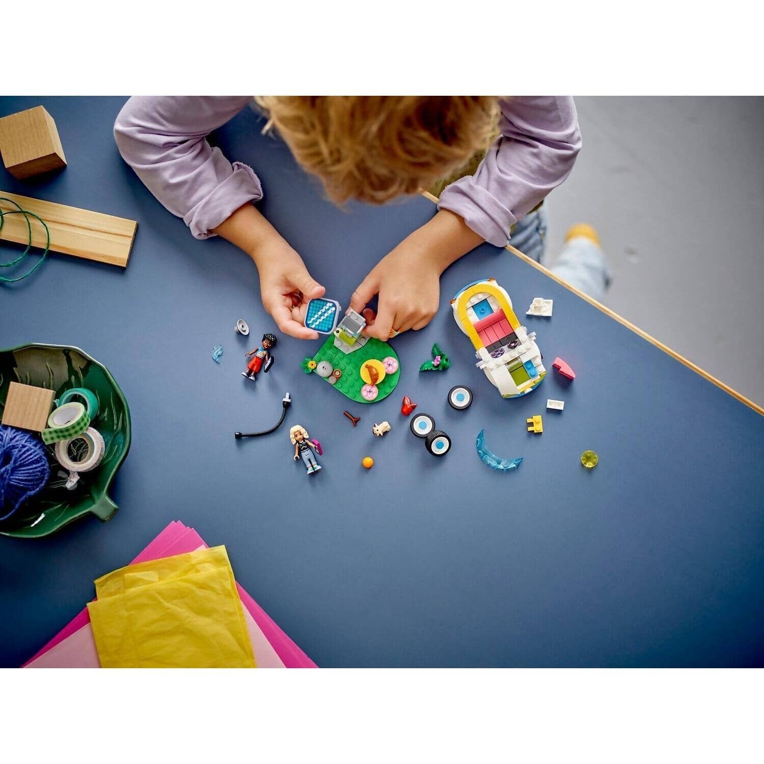 LEGO 42609 Electric Car and Charger - Friends - Image 9