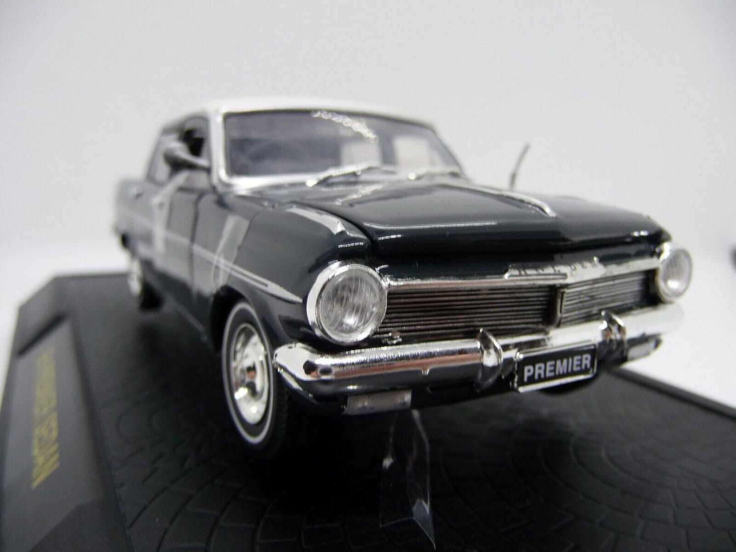 DDA Collectibles 1:32 Scale EH PREMIER SEDAN DieCast
