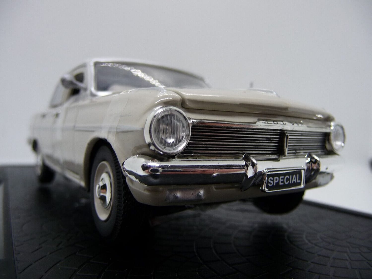 DDA Collectibles 1:32 Scale EH SPECIAL SEDAN DieCast