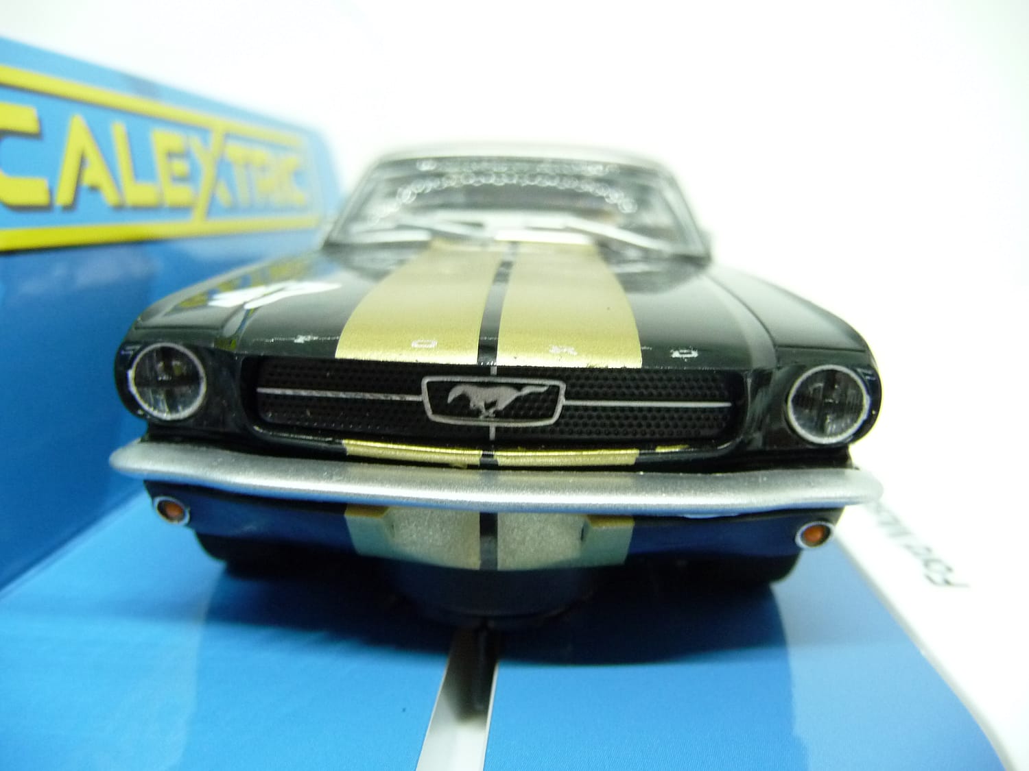 Scalextric - C4405 Ford Mustang Black Gold - Image 3