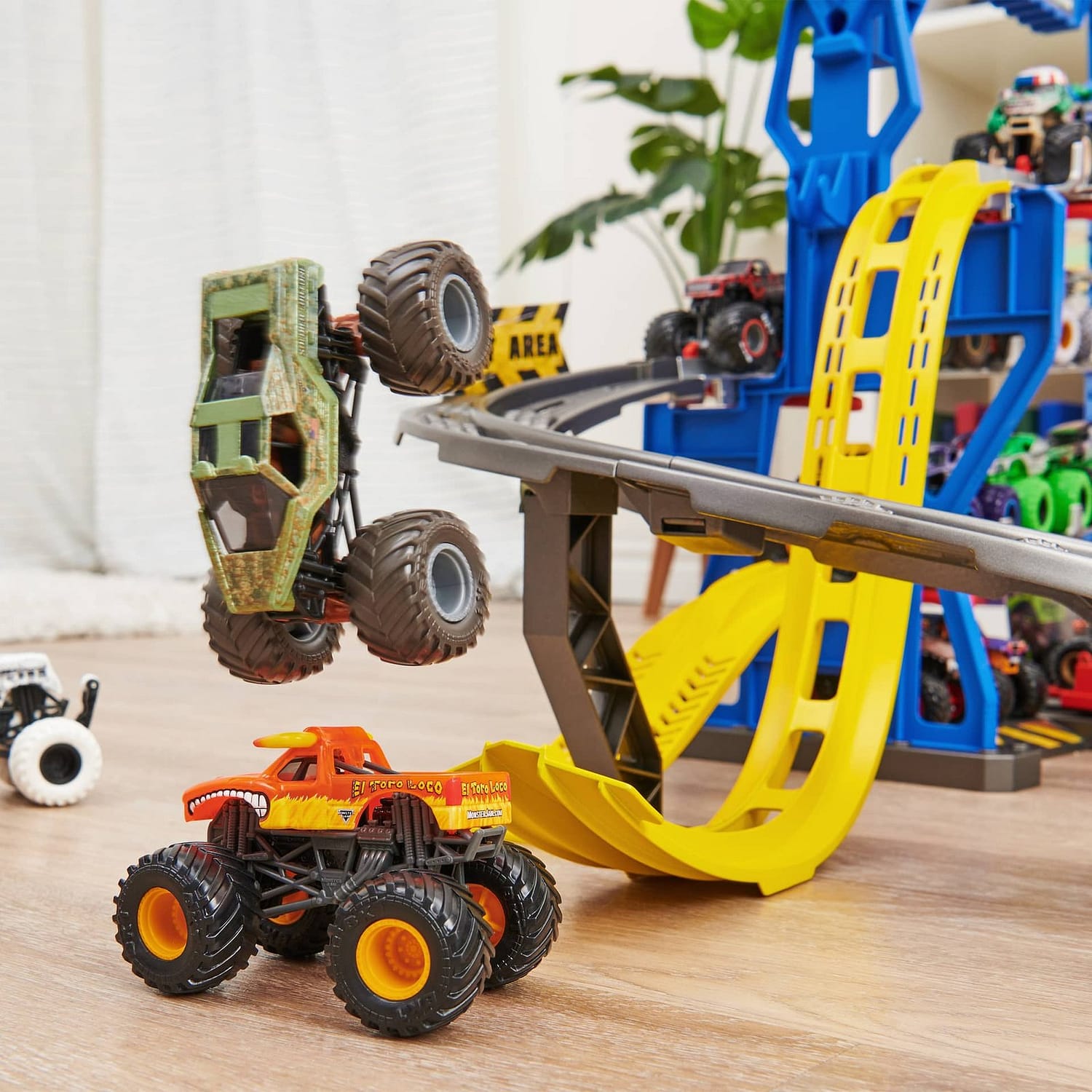 Monster Jam - Garage Playset And Storage With Exclusive Grave Digger Monster Truck Lights And Sounds - Image 7